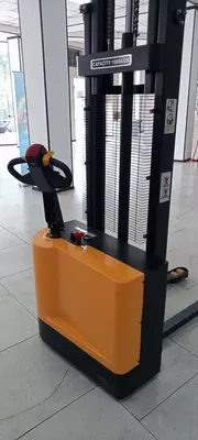 Akkumulyatorli o'ziyurar staker (qo'lda mashina, ROKHLYA) 1000 kg 300 sm Akkumulyatorli o