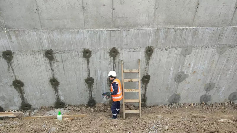 Penetron tizimining materiallari bilan qoliplarni demontaj qilishdan gidroizolyatsiya teshiklari