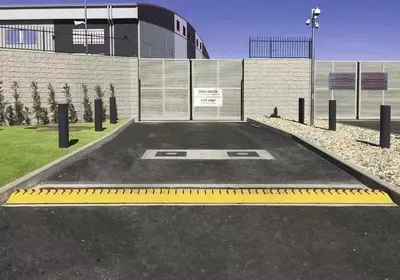 автоматические шлагбаумы и цилиндрические болларды