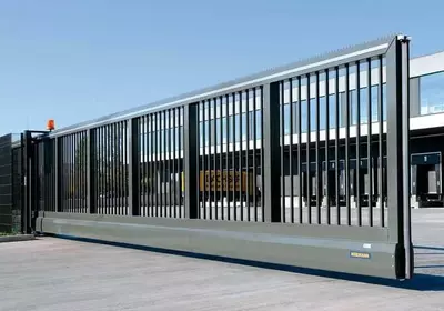 Защитные барьеры, автоматические шлагбаумы и цилиндрические болларды