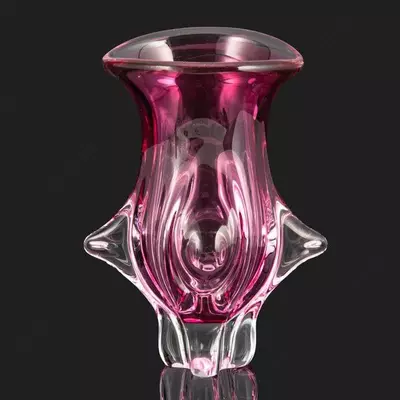 Vintage uslubidagi pushti rangli vaza