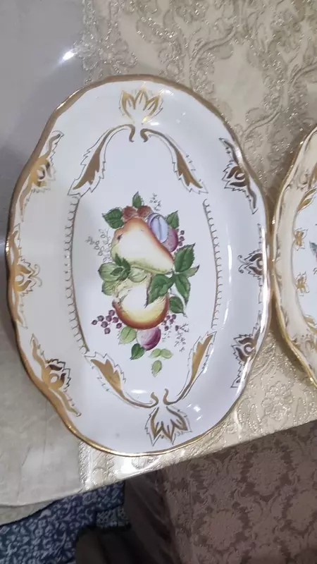 Chiroyli katta farfor taom