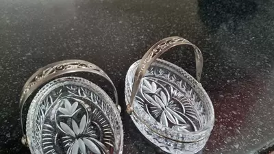 ishlatilmagan. Metall halqali va dastakli shirinlik idishi