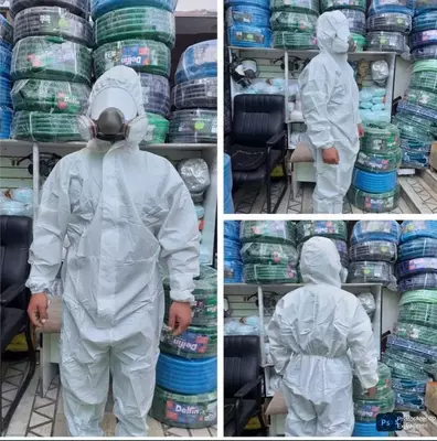 Bosh kiyimi (kapyutoni) bilan himoya kombinezoni, bir martalik, juda sifatli. Bir martalik va ko‘p martalik turlari mavjud.