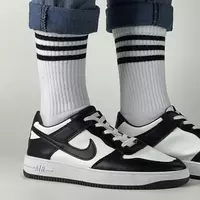 Носки с черными полосками