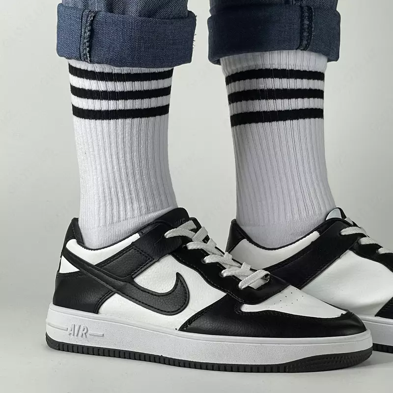 Носки с черными полосками