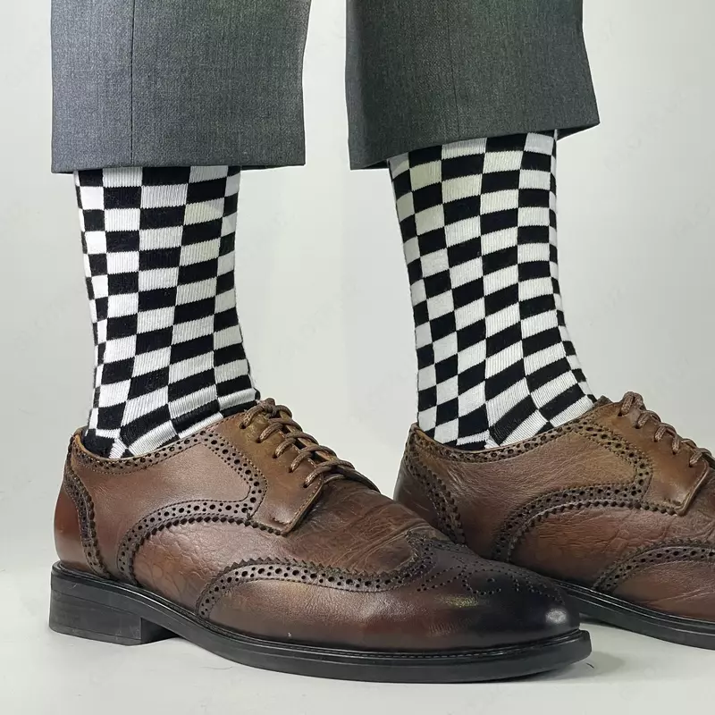 Носки в черно белую клетку