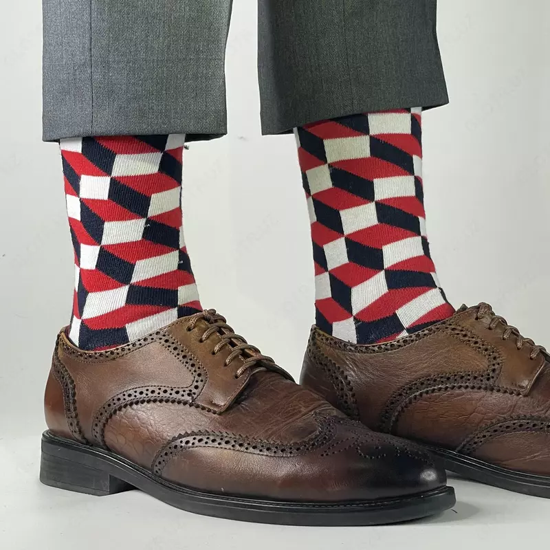 Носки с красных и чёрных квадратов