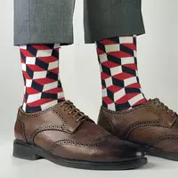 Носки с красных и чёрных квадратов