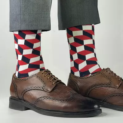 Носки с красных и чёрных квадратов