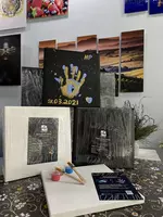 Qora tuval bilan "Thislar" qo'l izlarini o'rnating