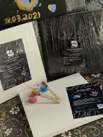 Qora tuval bilan "Thislar" qo'l izlarini o'rnating - по запросу