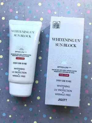 Quyoshdan himoyalovchi oqartiruvchi krem Jigott Whitening UV Sun Block SPF 50