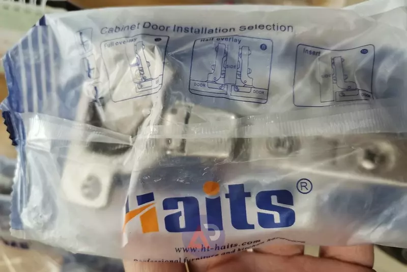 Haits с доводчиком петля мебельная полугорбатая четырехдырчатая