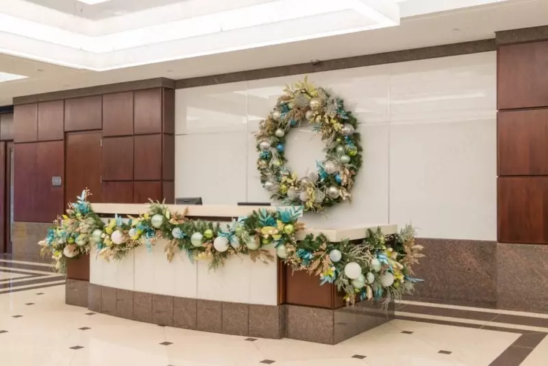 Ofis va korporativ partiyalar uchun yangi yil dekorasi