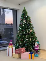 Ofis va korporativ partiyalar uchun yangi yil dekorasi Bayram bezatish