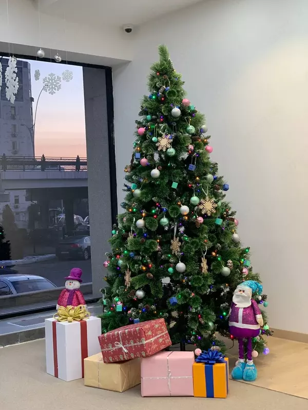 Ofis va korporativ partiyalar uchun yangi yil dekorasi Bayram bezatish