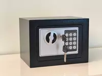 Classmark mehmonxona seyf 17x23x17 sm - elektron kod va kalit  mebelga o‘rnatish uchun mo‘ljallangan