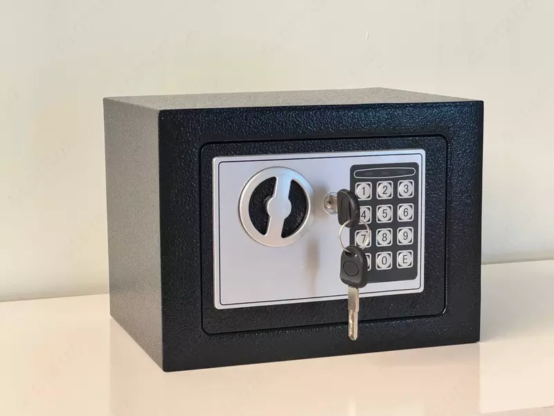Classmark mehmonxona seyf 17x23x17 sm - elektron kod va kalit  mebelga o‘rnatish uchun mo‘ljallangan