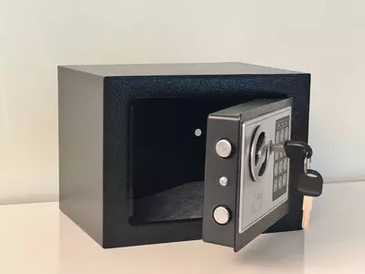  Classmark mehmonxona seyf 17x23x17 sm - elektron kod va kalit  mebelga o‘rnatish uchun mo‘ljallangan - 