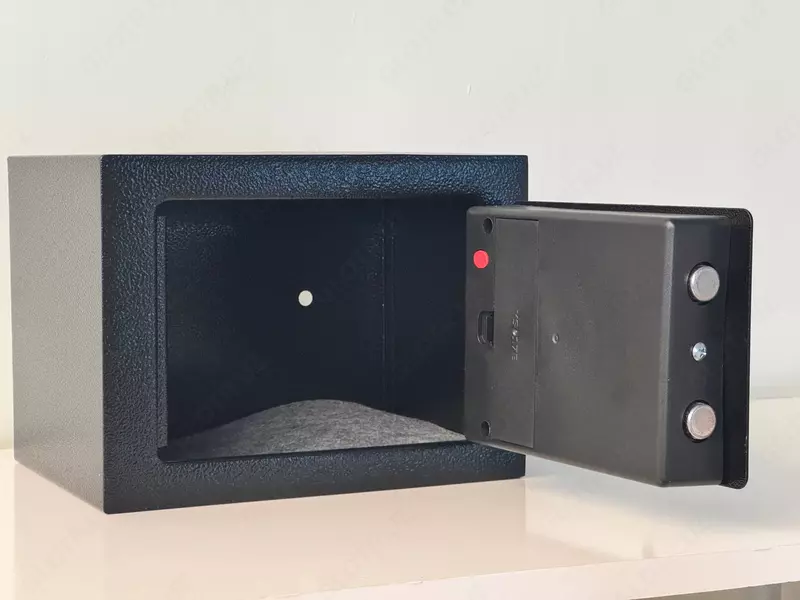   Classmark mehmonxona seyf 17x23x17 sm - elektron kod va kalit  mebelga o‘rnatish uchun mo‘ljallangan