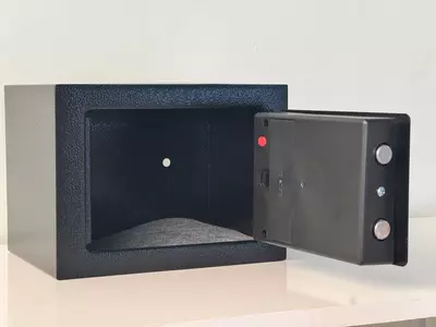   Classmark mehmonxona seyf 17x23x17 sm - elektron kod va kalit  mebelga o‘rnatish uchun mo‘ljallangan