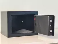   Classmark mehmonxona seyf 17x23x17 sm - elektron kod va kalit  mebelga o‘rnatish uchun mo‘ljallangan