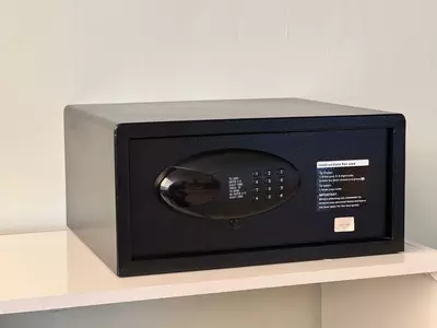   Mehmonxona seyf No42EB  20x42x37 sm  9 4 kg - elektron kod va o‘rnatilgan kalit