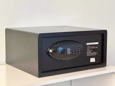  Mehmonxona seyf No42EB  20x42x37 sm  9 4 kg - elektron kod va o‘rnatilgan kalit Chakana savdo