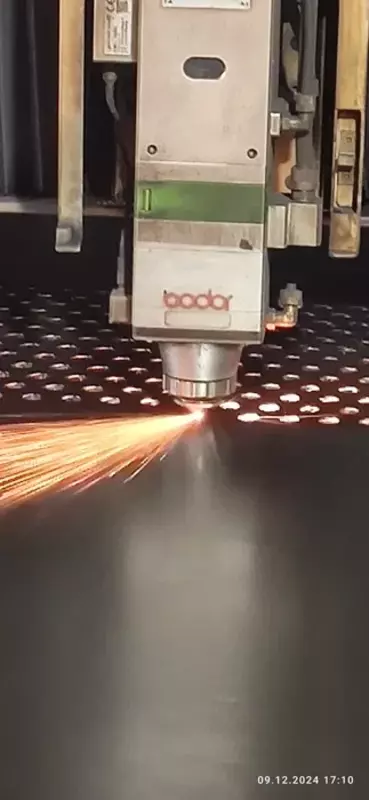 Лазерная резка металла труб профиля.