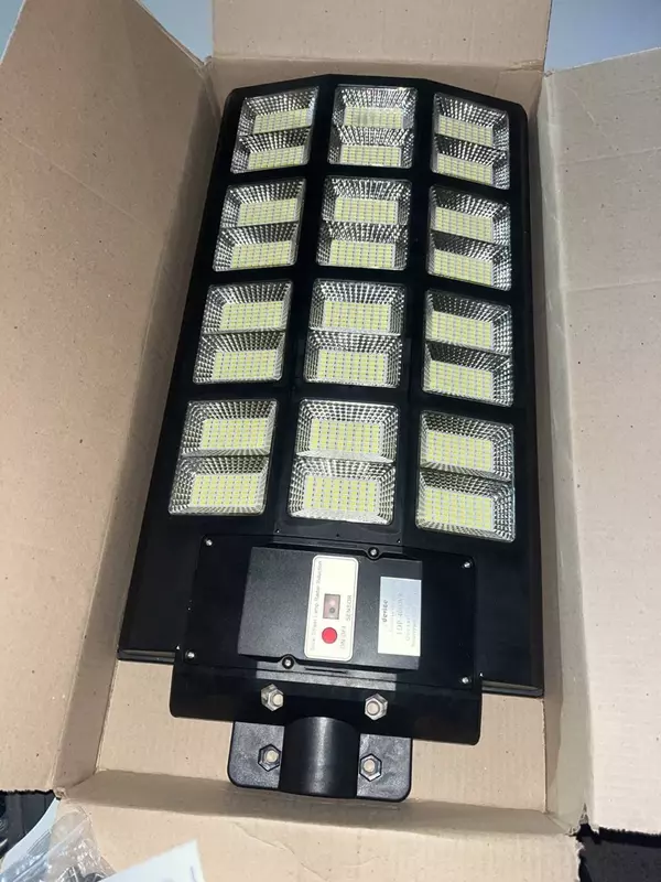 SSL-300W4 quyosh energiyasi bilan ishlaydigan tashqi chiroqlar