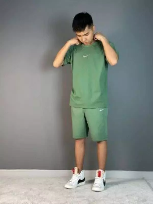 Мужской спортивный костюм с шортами и футболкой