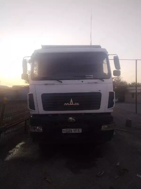 Грузовик "МАЗ".