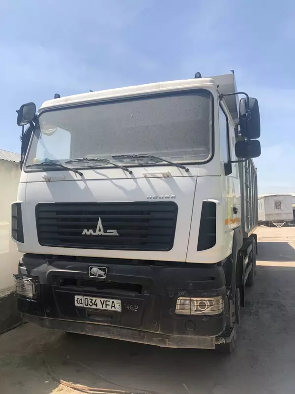 4 автомобиля МАЗ. Саноатқурилиш