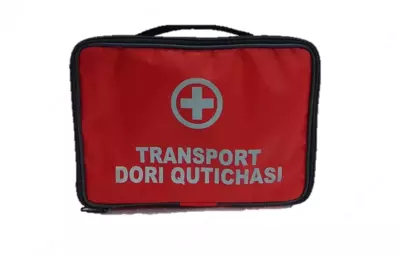 Yozuvli qizil rangli avtomobil birinchi yordam to'plami