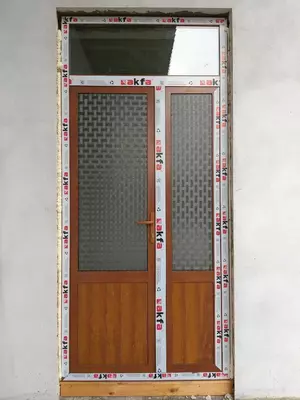 Пластиковые двери