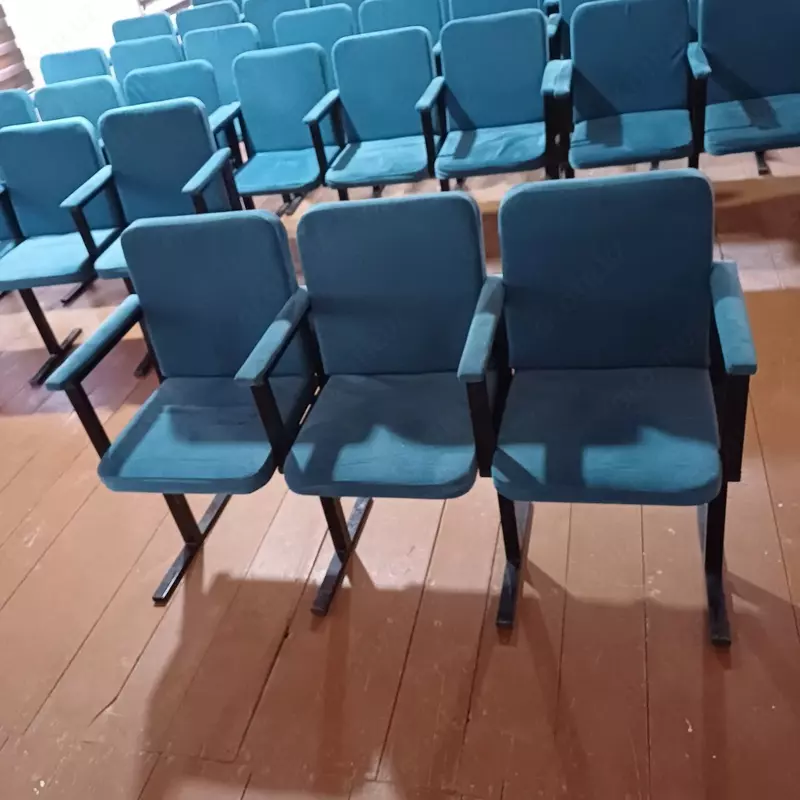 Uch o'rindiqli kutish divan