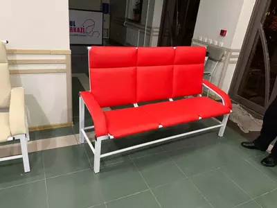 Диван для ожидания трехместный(оранжевый) с белым каркасом