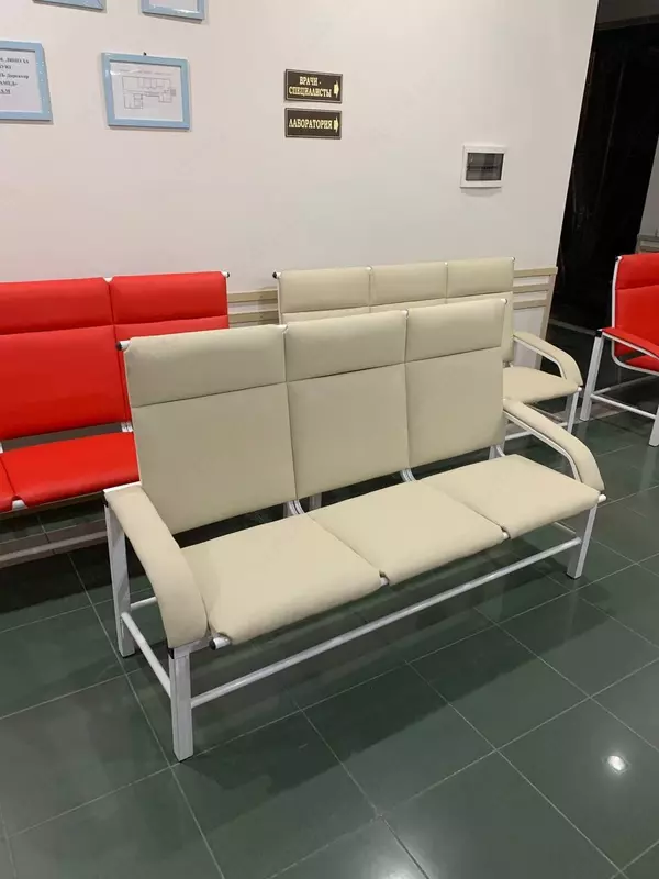 Диван для ожидания трехместный(бежевый) с белым каркасом - 900 000 сум