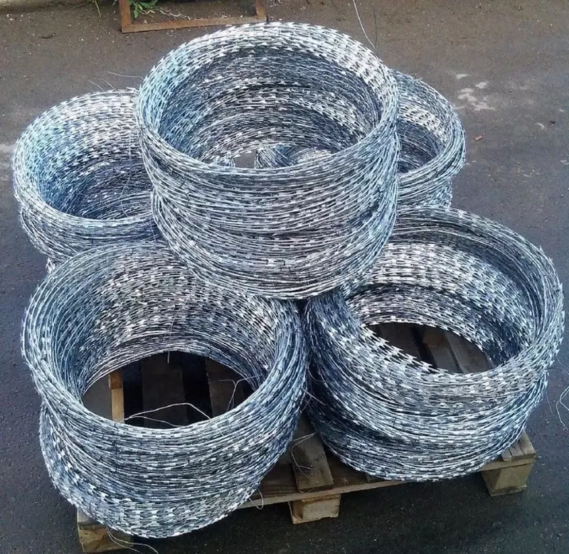  Проволока колючая спиралевидная ОКС D_бухты= 300-1700 мм  L= 3-72 м  Тип: ПББ АКЛ; СББ АКЛ; АКЛ... - 