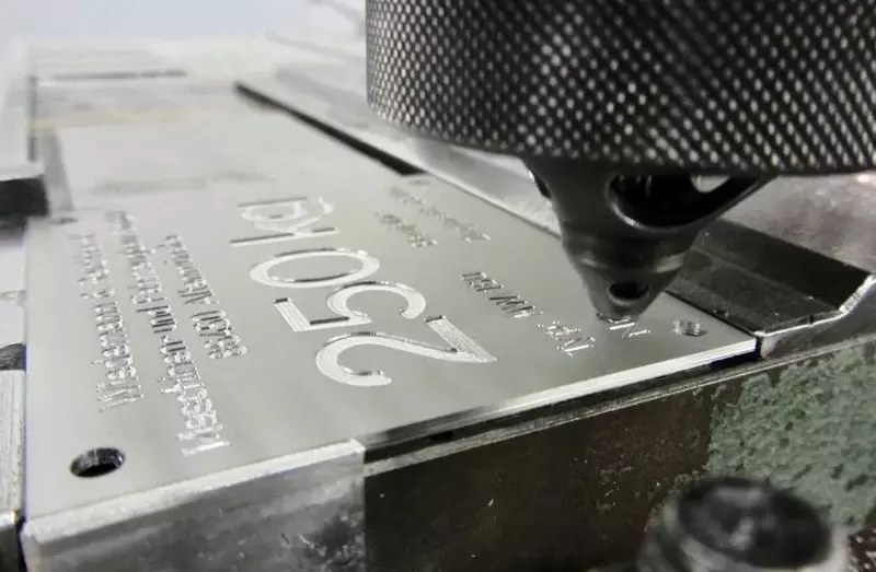 Lazerli oyma  frezalash va oyma mashinasi...  Material: polat; pleksiglas; plastik...