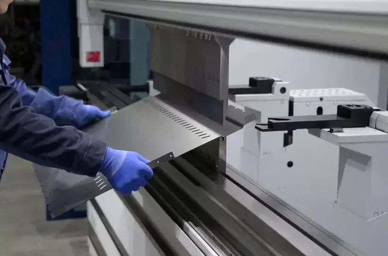 Рубка гильотиной s= 0 4-45 мм  Ширина: 1 25-2 5 мм  L= до 12 м  Материал: сталь