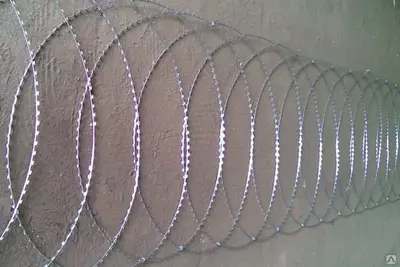 Плоское колючее ленточное заграждение