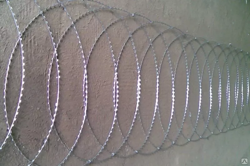 Плоское колючее ленточное заграждение