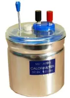 Kalorimetriya uchun jismlar toplamiga ega laboratoriya kalorimetri