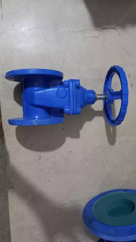 Задвижка с обрезиненным клином Китай.