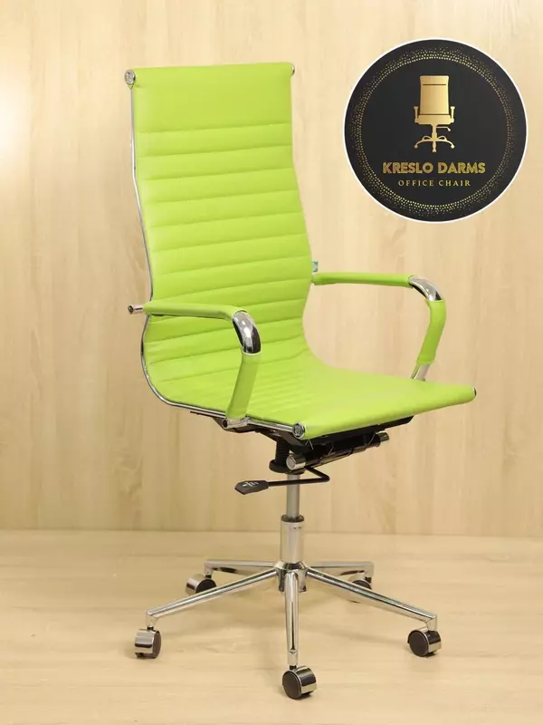 Офисное кресло с роликами