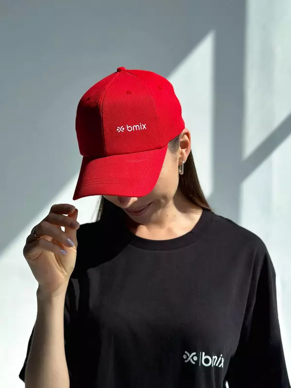 кепки и поло с логотипом.