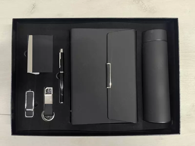 Biznes naborlar logotip bilan hamkorlar va rahbarlar uchun - {0} so'mdan