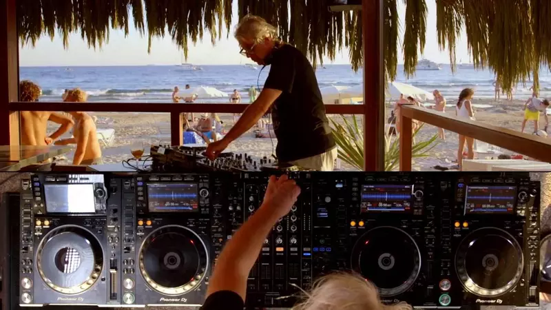 Ди-джей на дачу: Музыка для идеального отдыха